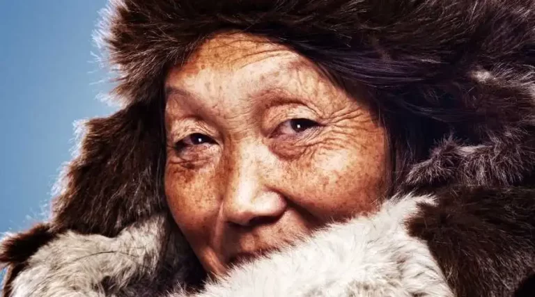 old inuit lady facing in front